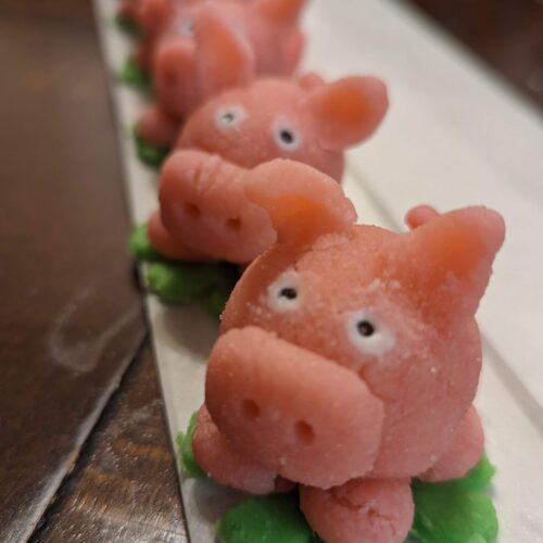 lucky pigs front image of the New Years Treats lucky pigs