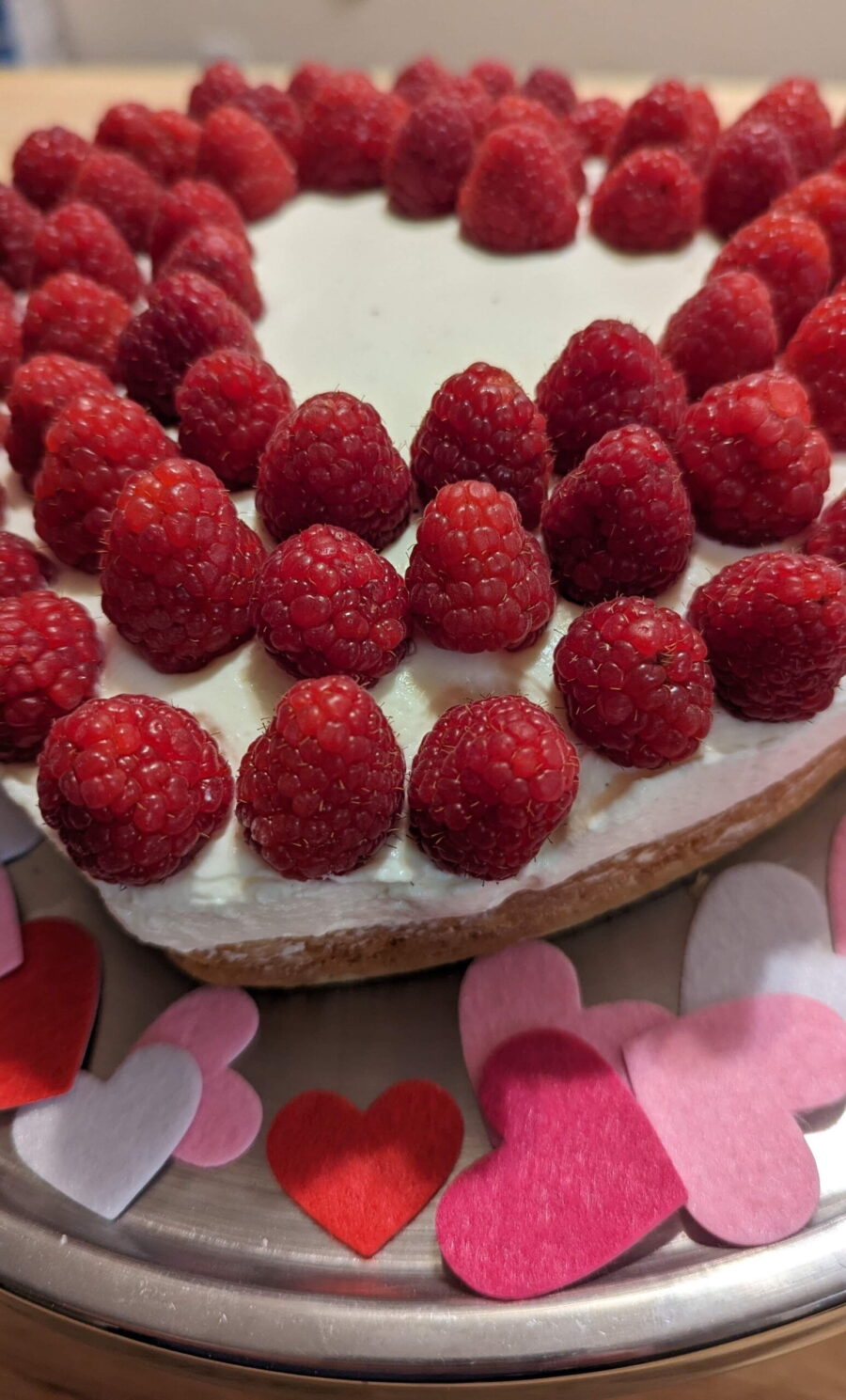 This picture shows the creamy raspberry heart cake 02 from front