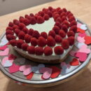 This picture shows the creamy raspberry heart cake 05 with felt hearts around