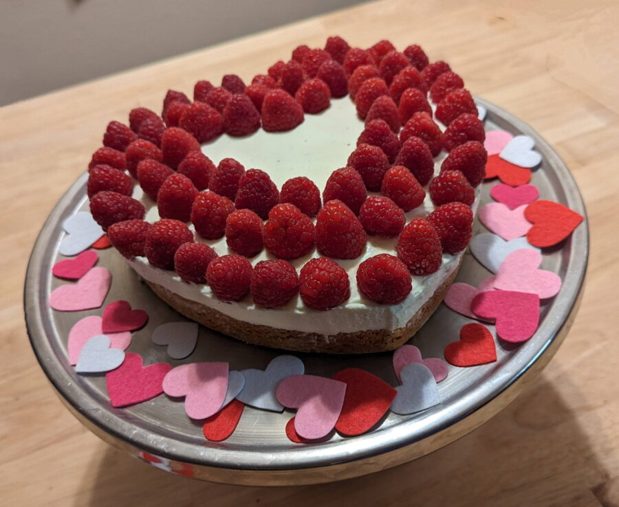 This picture shows the creamy raspberry heart cake 05 with felt hearts around