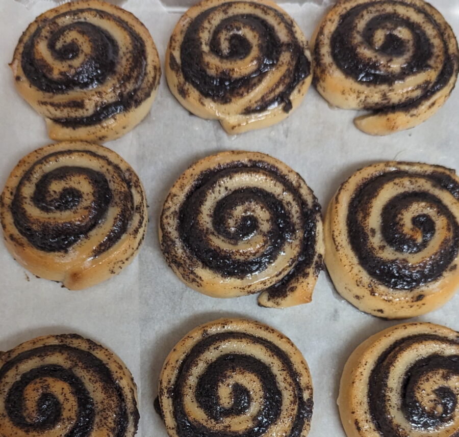 poppy seed swirl 02 This picture shows multiple poppy seed swirls on a baking tray