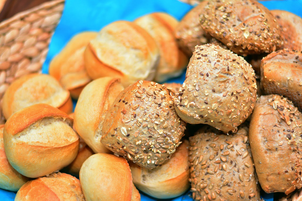 bun / semmel category image showing Assorted German buns varieties on display, including pretzels, kaisersemmel and wheat rolls.